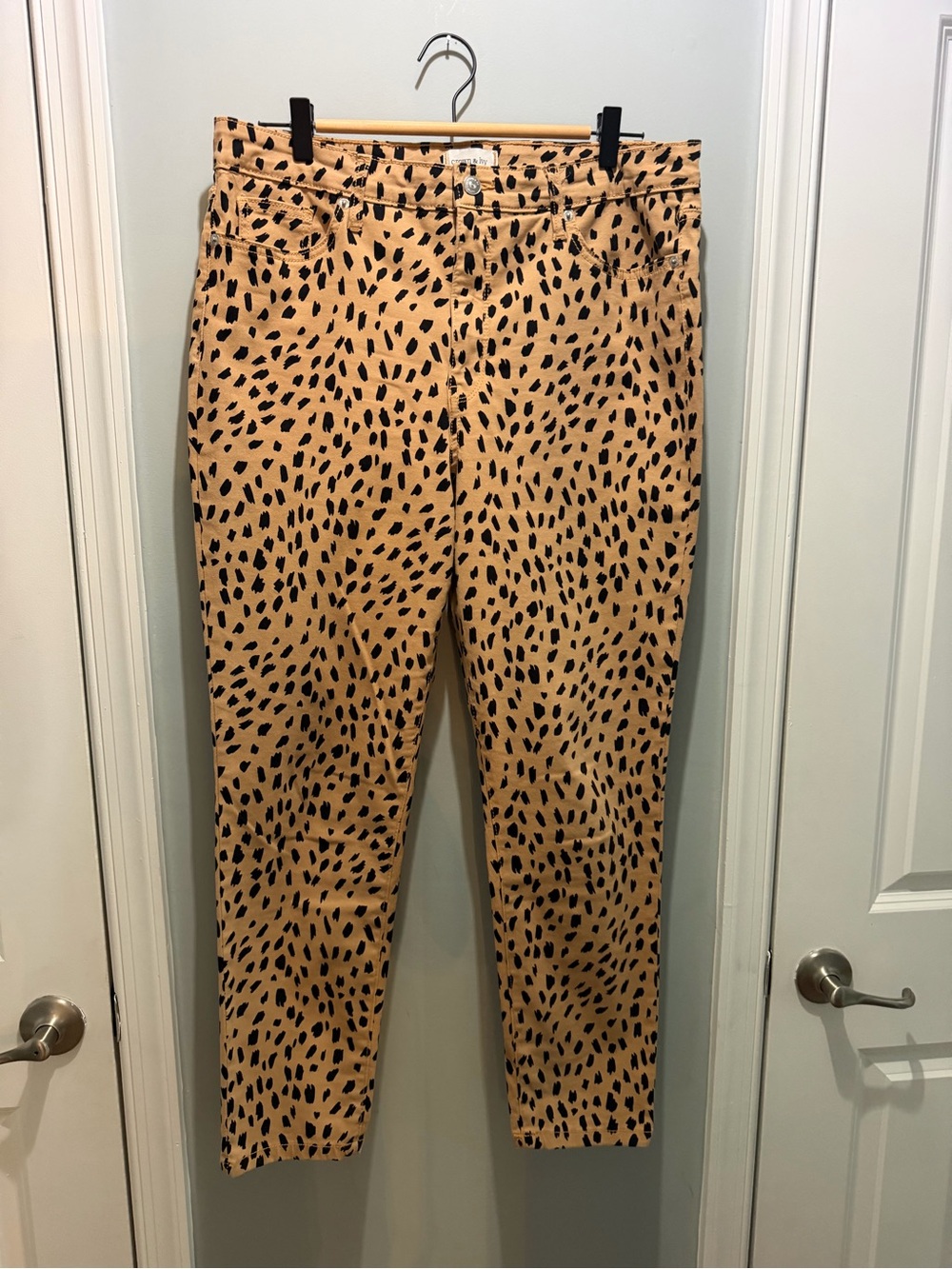 crown & ivy Tan and Black Cheetah-Print Pants